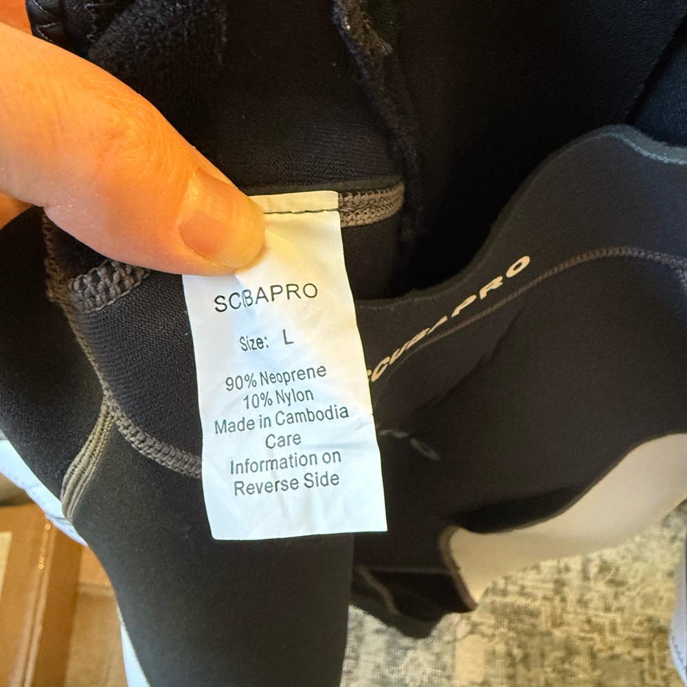 Women's Black and White Shorty Wetsuit - Picture 4 of 5